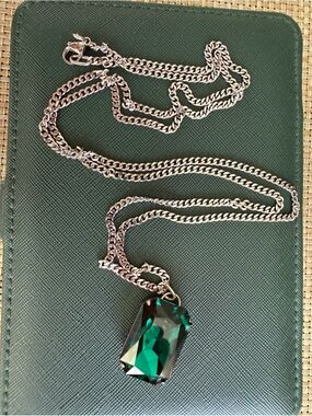 Swarovski crystal pendant with stainless steel chain (emerald color)